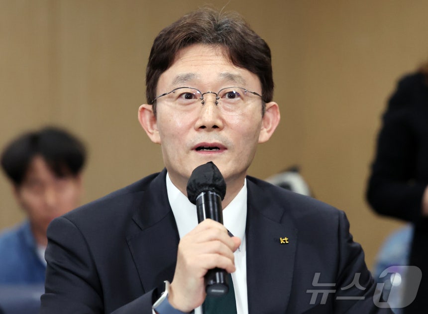 박윤영 KT 대표가 9일 오후 서울 강남구 한국과학기술회관에서 열린 부총리 겸 과학기술정보통신부 장관-통신사 CEO 간담회에 참석해 인사말을 하고 있다. 2026.4.9 ⓒ 뉴스1 김진환 기자