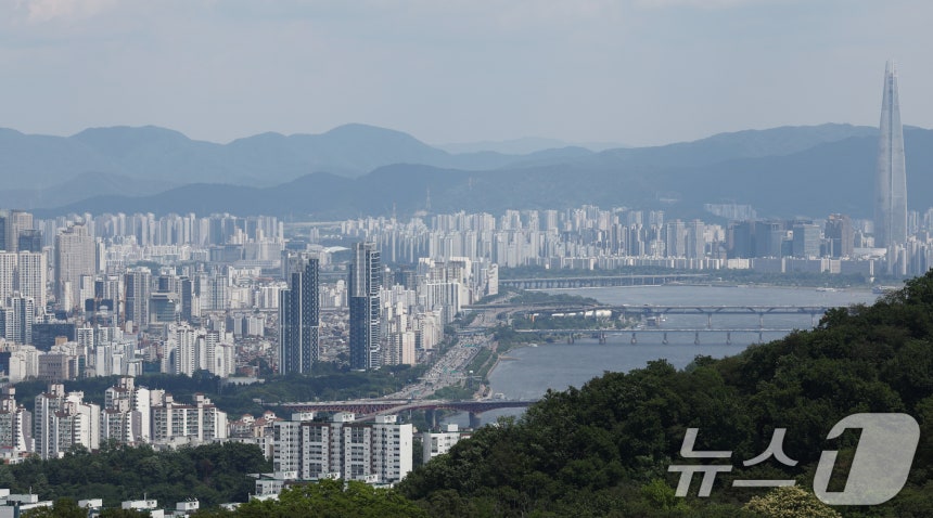사진은 이날 오후 남산에서 바라본 서울 시내 아파트 모습.2026.6.8 ⓒ 뉴스1 김민지 기자