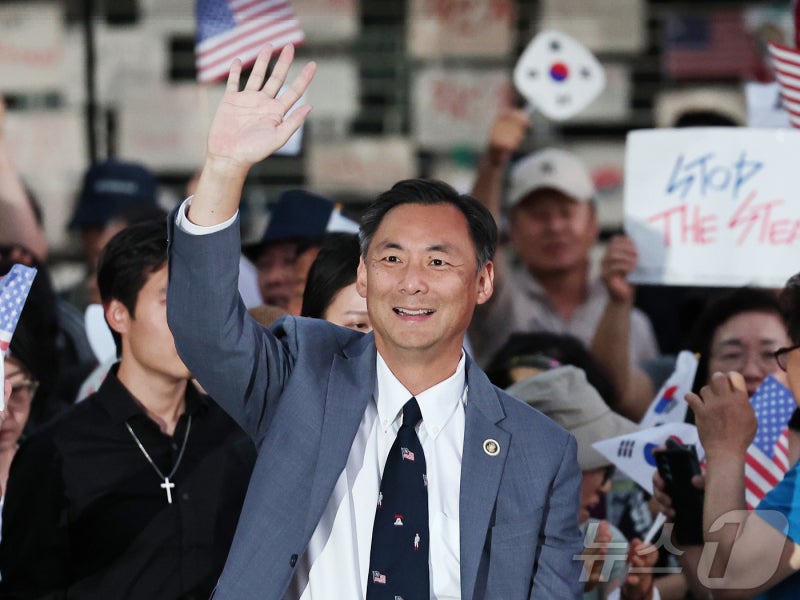 [속보] 법원, '李 명예훼손' 모스탄 출국정지 연장 집행정지 신청 기각