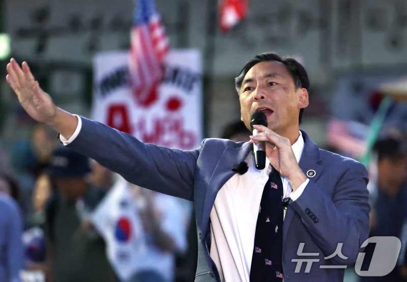<b>모스탄 출국정지</b> 연장 유지…법원, 집행정지 신청 기각