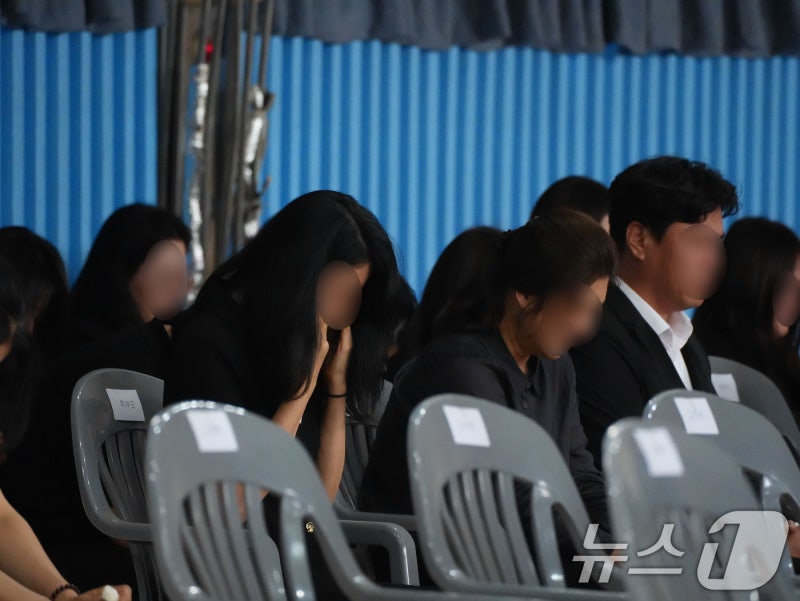 눈물 흘리는 야구부 학부모들