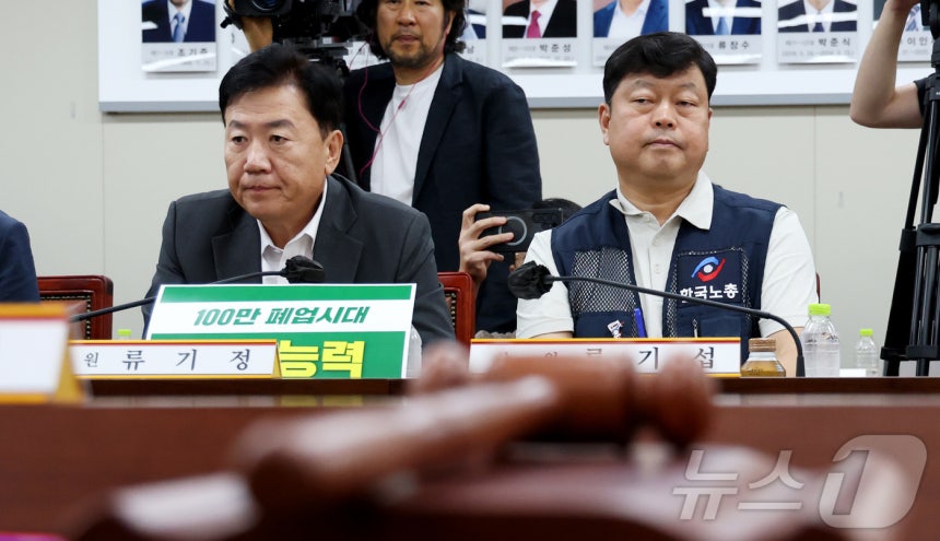류기정 사용자위원과 류기섭 근로자위원이 지난 2일 세종시 정부세종청사 최저임금위원회에서 열린 2027년도 최저임금위원회 11차 전원회의에 참석하여 발언을 듣고 있다.2026.7.2 ⓒ 뉴스1 김기남 기자