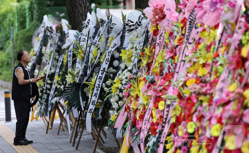 2일 서울 강동구 배재고등학교 앞에 배재고등학교 야구부를 비판하는 근조화환과 응원하는 화환이 놓여 있다. 앞서 배재고 선수들은 지난달 29일 서울 목동구장에서 열린 제81회 청룡기 전국고교야구선수권대회에서 상대 팀인