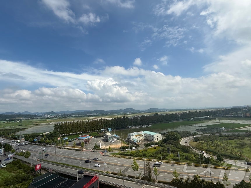 정부는 6일 광주 군공항 부지에 호남권 반도체 산업단지를 조성하기로 결정했다고 밝혔다. 사진은 광주 군공항 활주로와 주변 부지의 모습. 2026.7.6 ⓒ 뉴스1 김태성 기자