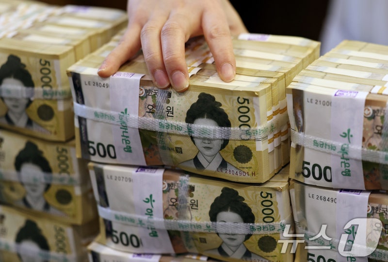 반도체 훈풍에 기업 여윳돈 20.8조원 '역대 최대'…가계부채비율은 ...