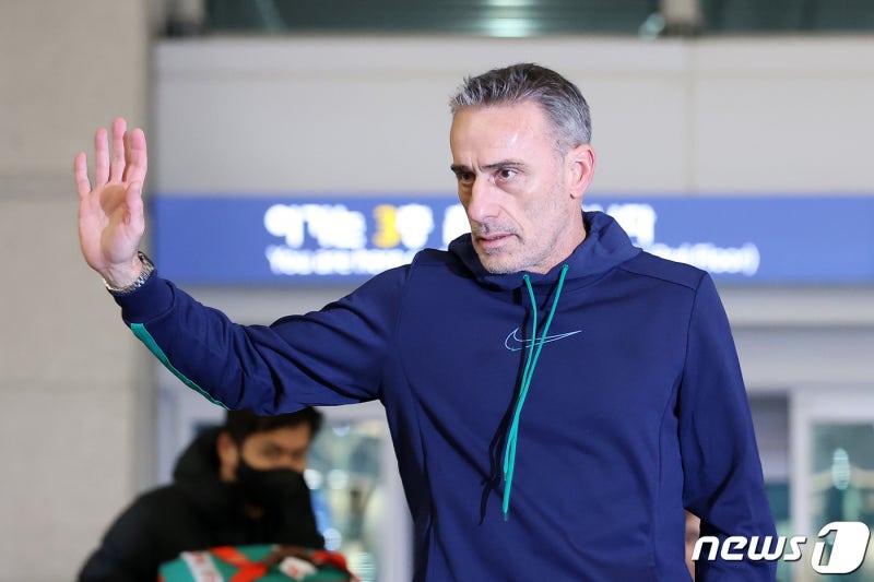 한국 <b>복귀</b> 원하는 <b>벤투</b>, 축구협회에 <b>의사</b> 전달