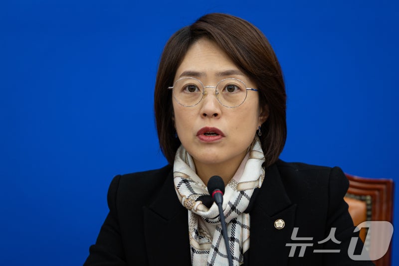 <b>고민정</b>, <b>당대표 출마</b>선언…"젊은 민주당, 모두의 민주당 만들 것"