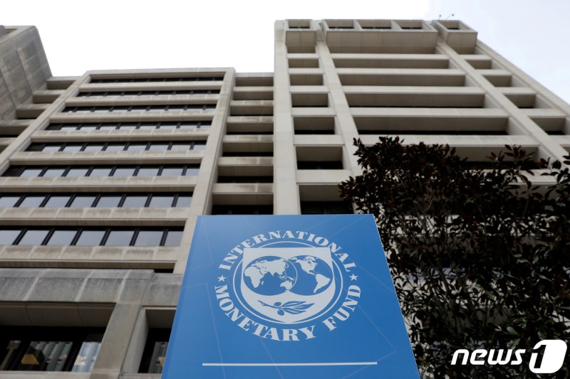 IMF, 올해 韓 <b>성장률</b> 1.9→2.6% <b>상향</b>…"반도체가 중동전쟁 압도"
