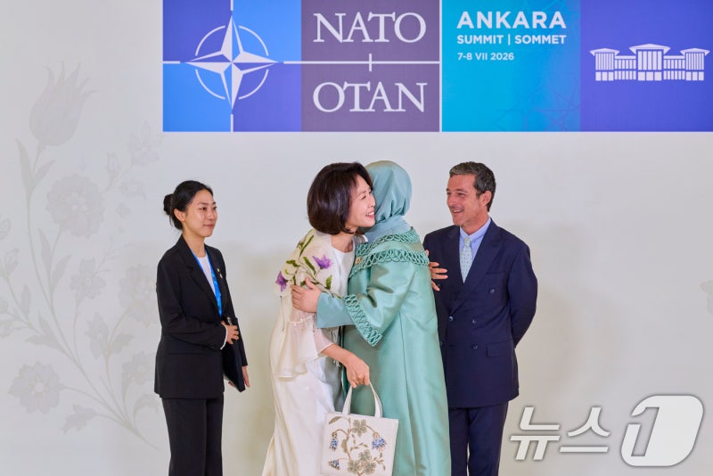 <b>김혜경</b> 여사 "앙카라 특별해"…튀르키예 전통 스카프 차림 '내조 외교'