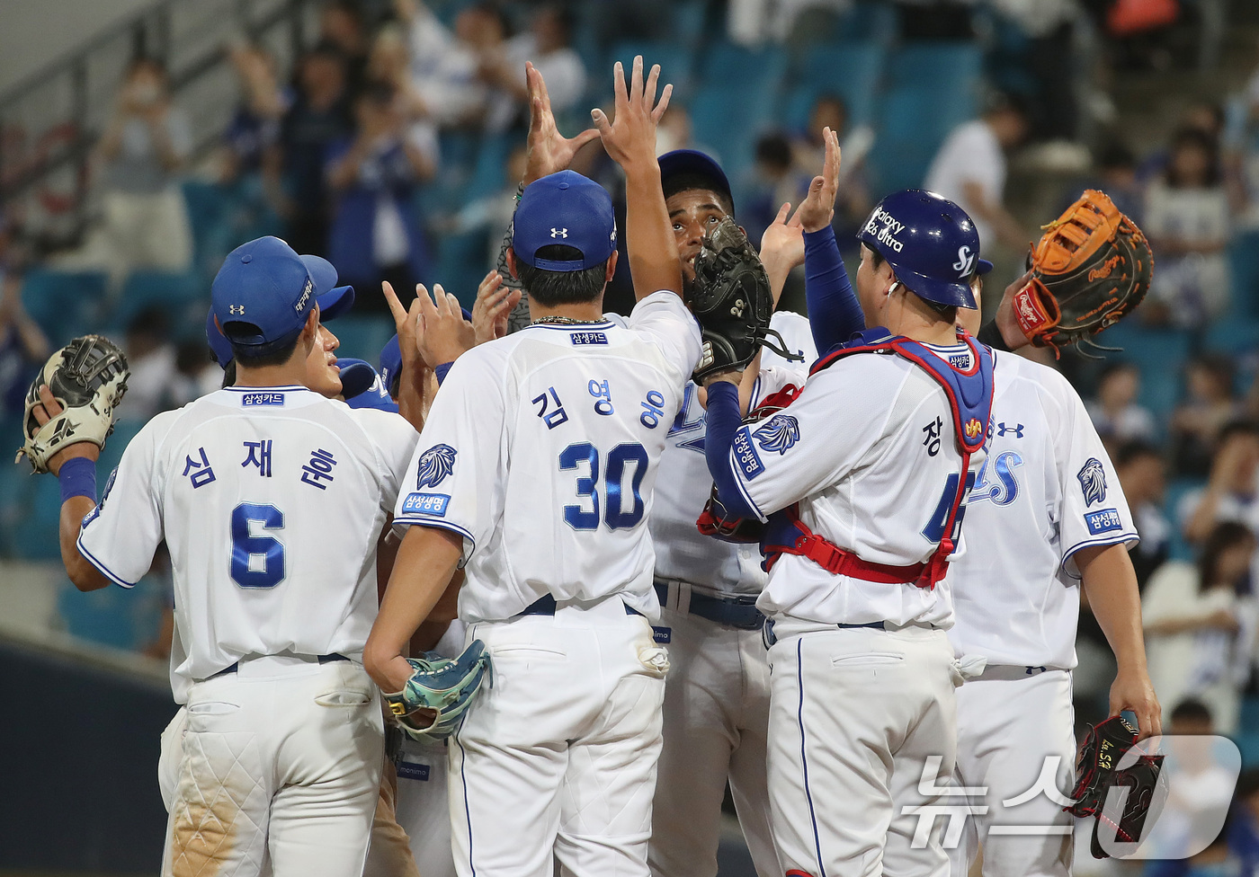 <b>삼성</b>, LG 꺾고 11년 만에 <b>전반기 1위</b>…KIA 4연패 탈출(종합)