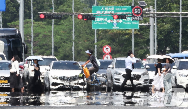 물폭탄 그치자 '한증막 더위'…주말 한낮 38도 폭염특보, 밤엔 열대야