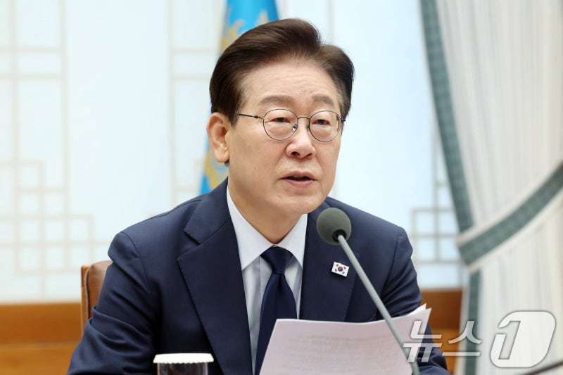 靑 "23<b>일 대통령</b> 주재 <b>부동산 대토론회</b>…세제 개편에 반영"(종합)
