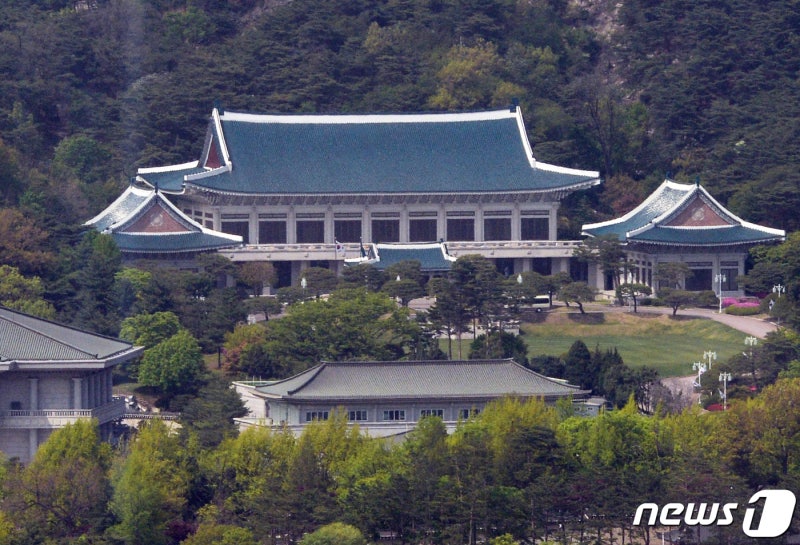 中 헬륨 수출 금지 여파 우려…청와대 "韓 반도체 업계 영향 없다"