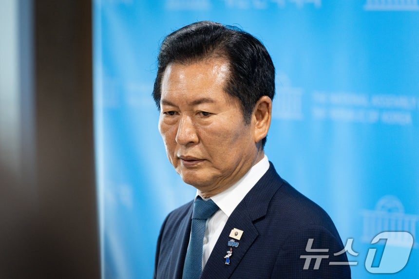 정청래 전 더불어민주당 대표가 13일 서울 여의도 국회 소통관에서 당대표 출마 선언 기자회견을 마친 후 취재진 질문에 답하고 있다. 2026.7.13 ⓒ 뉴스1 유승관 기자