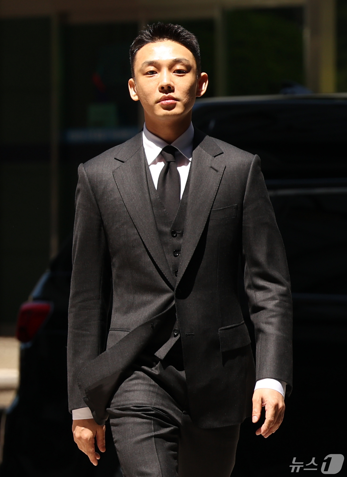 유아인 '<b>호프</b>' 시사회 등장…장재현 동행에 복귀설 놓고 또 갑론을박 [N...