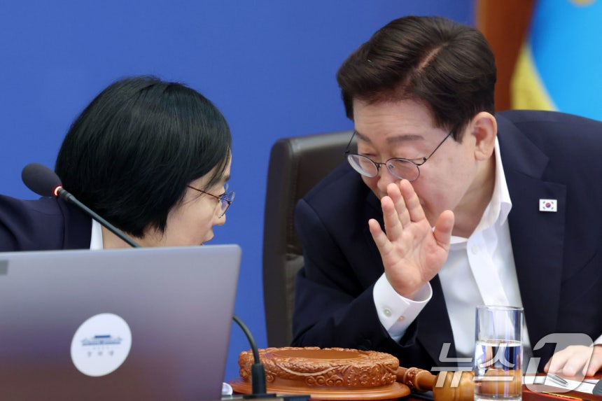 이재명 대통령과 한성숙 국무총리가 14일 청와대에서 열린 국무회의에서 대화하고 있다. 2026.7.14 ⓒ 뉴스1 이재명 기자