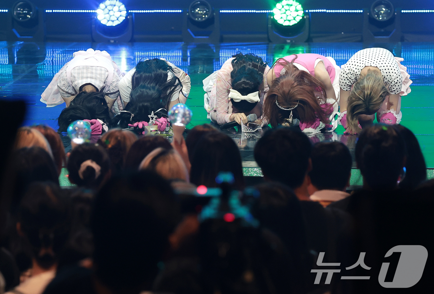 '더쇼 <b>1위</b>' <b>리센느</b>, 큰절로 리마인에게 인사