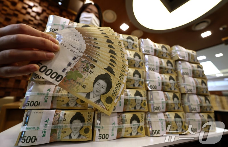 기업 여유자금 몰리며 시중 유동성↑…<b>5월 통화량</b> 32조 <b>증가</b>