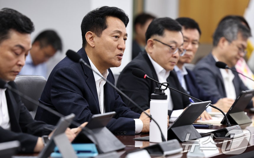 오세훈 서울시장이 15일 서울시청에서 민선 9기 첫 정례간부회의를 주재하고 '야간경제 활성화'를 논의하고 있다.2026.7.15 ⓒ 뉴스1 구윤성 기자