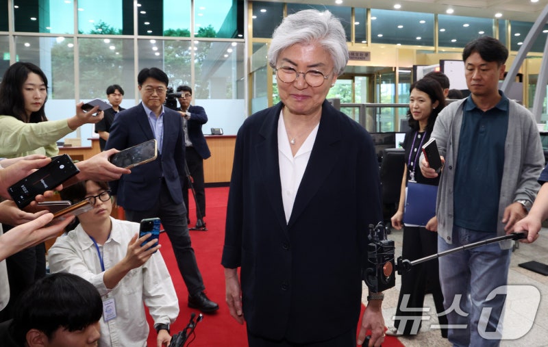<b>강경화</b> "<b>쿠팡 이슈</b>, 생각보다 오래 간다"…꼬인 한미 현안 들고 귀국