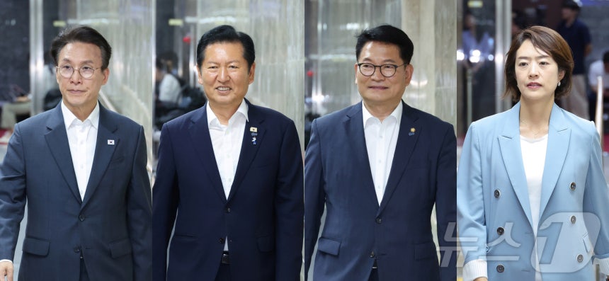 더불어민주당 당권주자인 김민석(왼쪽부터), 정청래, 송영길, 고민정 당대표 후보가 14일 서울 여의도 국회에서 열린 의원총회에 참석하고 있다. 2026.7.14 ⓒ 뉴스1 신웅수 기자