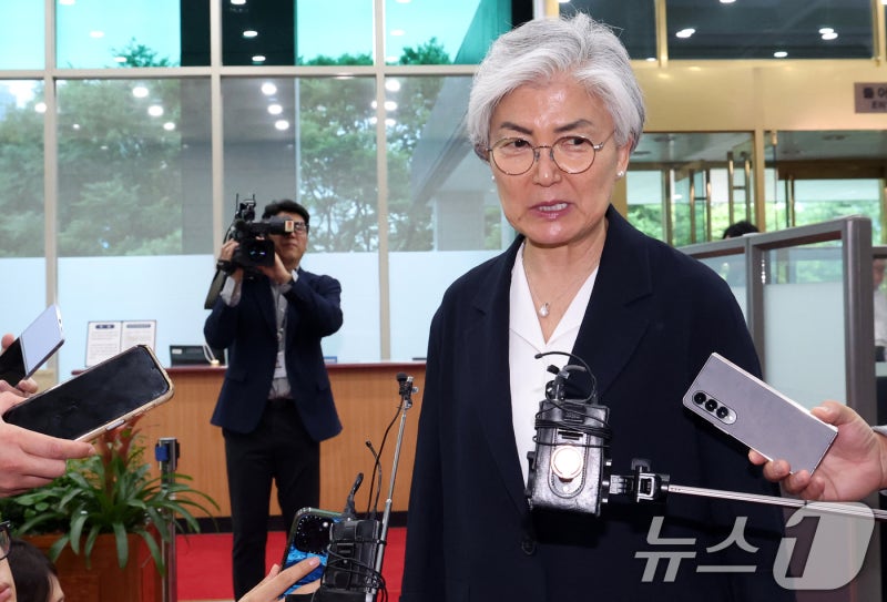 '<b>일시귀국</b>' <b>강경화</b> "쿠팡 이슈, 생각보다 오래가"…靑 "한미관계 의견청...