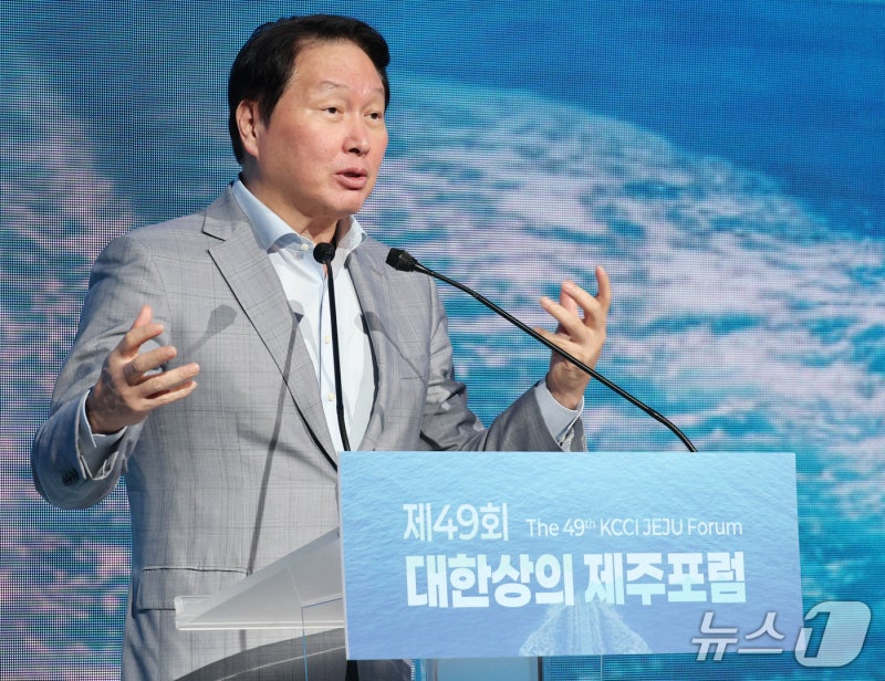 <b>최태원</b> "AI에 맞게 <b>일하는 방식 재설계</b>할 때 新성장으로 이어질 것"(종합...