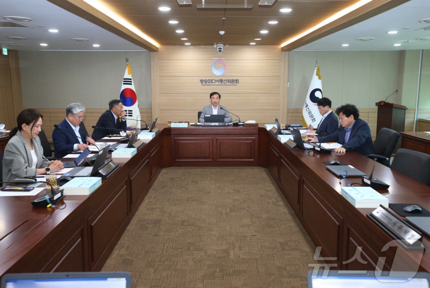 김종철 방송미디어통신위원장이 전체회의를 주재하고 있다. (방송미디어통신위원회 제공)