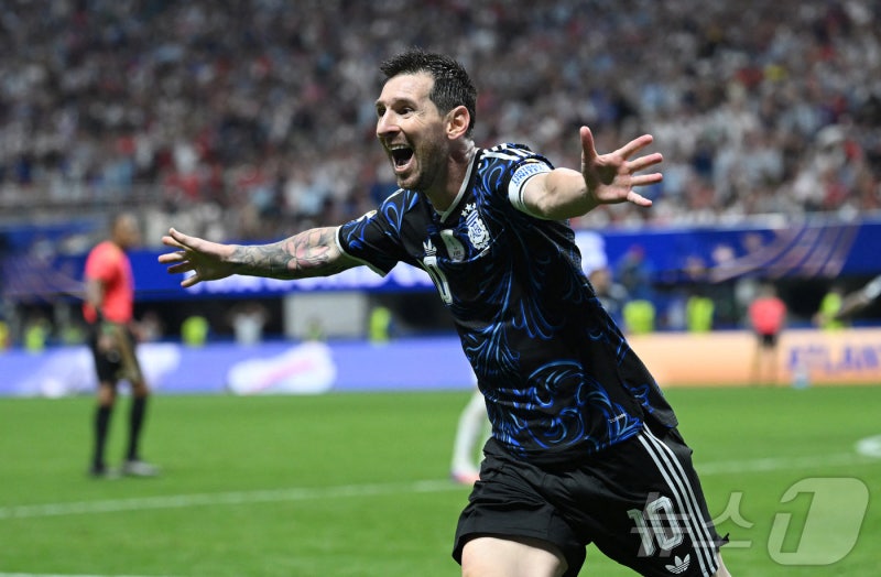 '메시 2도움' <b>아르헨티나</b>, <b>잉글랜드</b>에 2-1 역전승…2연속 결승행