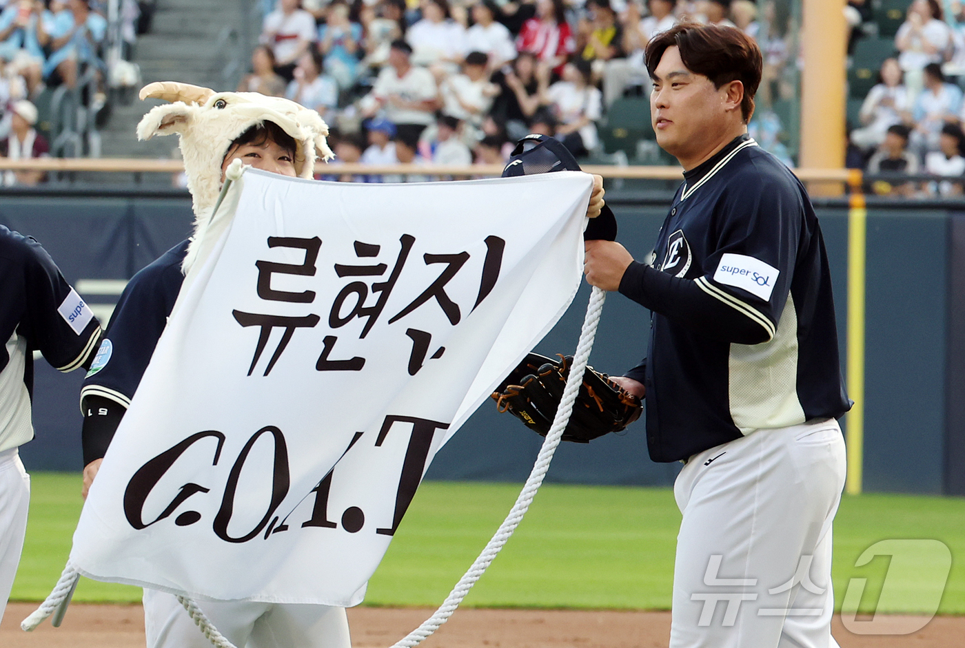 <b>류현진</b> '2500<b>탈삼진</b>'·최형우 최초 2700안타…대기록 줄줄이 대기