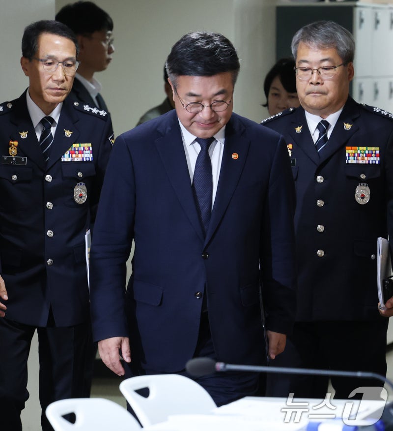 침통한 <b>행안부 장관</b>과 경찰 수뇌부