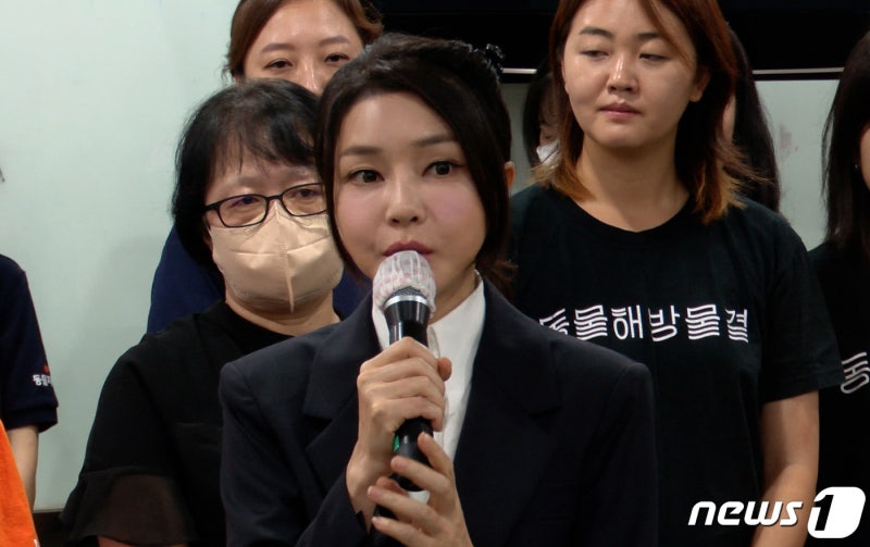 종합특검 '관저 이전 특혜' <b>김건희</b> 19일 <b>소환 연기</b>…건강상 이유