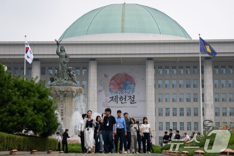 '18년 만의 빨간날' 국회서 <b>제헌절</b> 경축식…野 대표는 불참