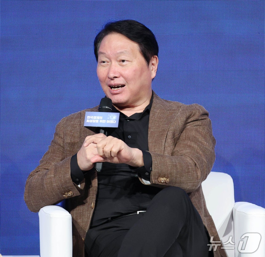 최태원 대한상공회의소 회장이 17일 제주포럼에서 열린 AI 대담에서 발언하고 있다.(사진제공 = 대한상공회의소)