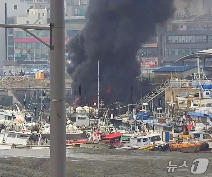 [속보] <b>시흥 월곶동</b> 해상서 <b>선박 화재</b>…진화 중