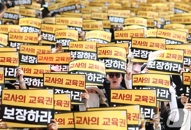 서이초 교사 순직 3주기 앞두고 열린 <b>아동복지법 개정 촉구</b> 집회