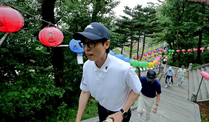 '놀뭐' 53세 유재석, BTS도 다녀간 '명당' 갔다…419개 계단 거뜬한 체력
