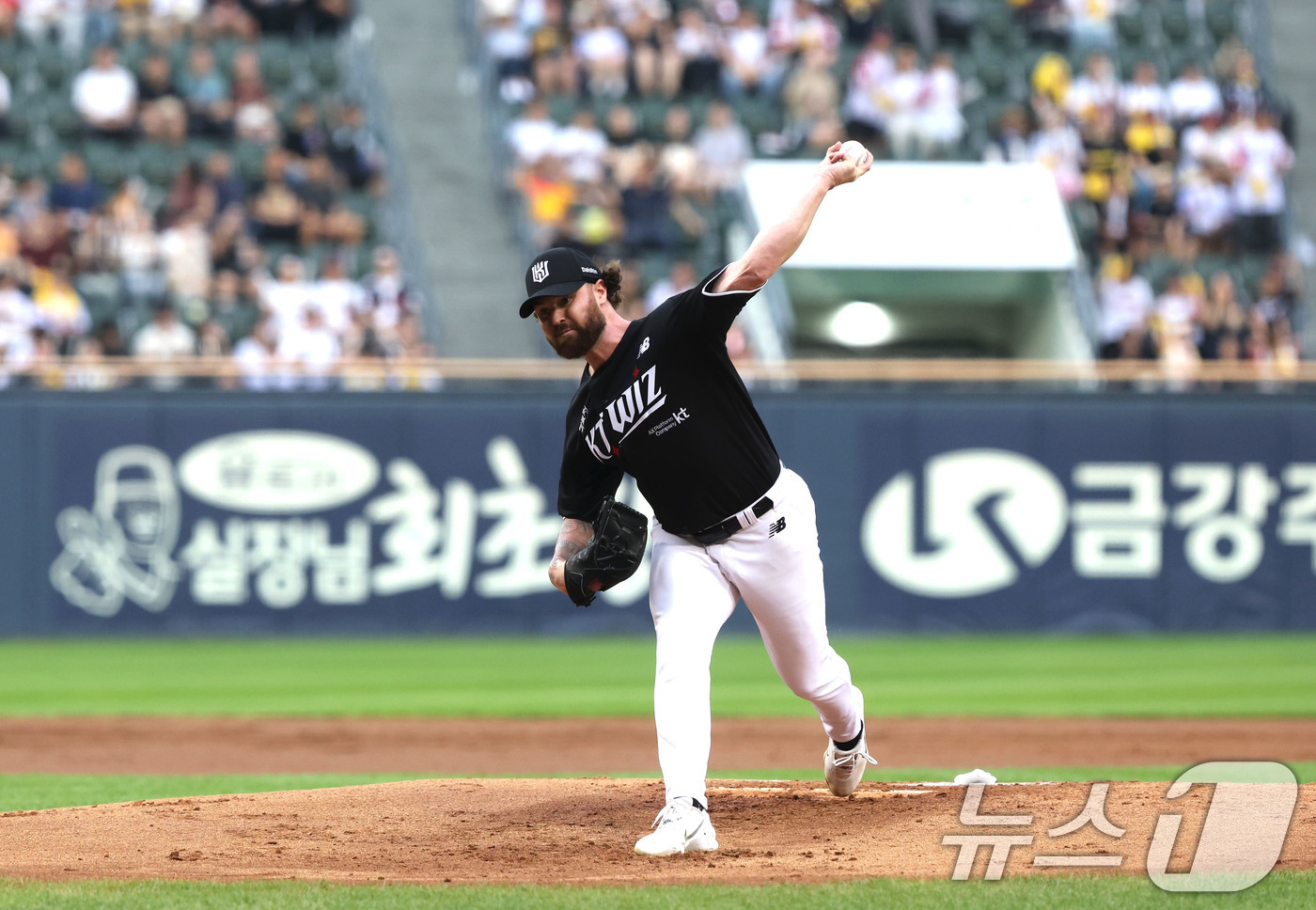 <b>KT</b>, '부상 대체 외인' <b>로건</b>과 정식 <b>계약</b>…'부상 장기화' 보쉴리와 결별