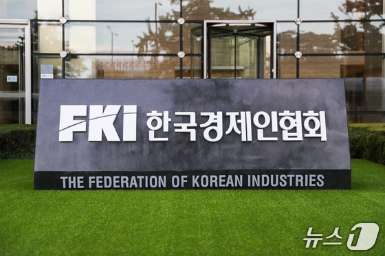 "<b>대기업</b> 10곳 중 8곳 <b>하반기 투자</b> 유지…확대 15.1%, 축소보다 2배↑"
