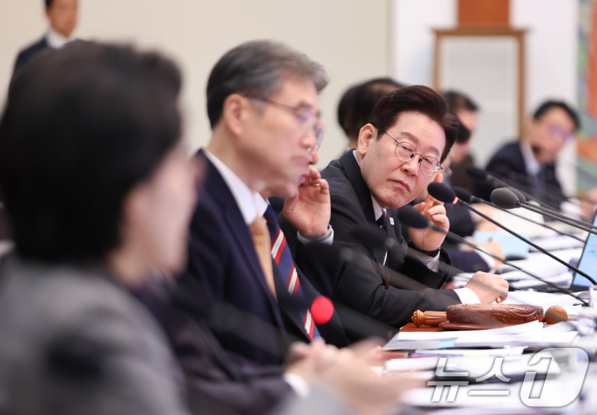 이재명 대통령이 청와대에서 열린 국무회의에서 원민경 성평등가족부 장관의 발언을 듣고 있다.ⓒ 뉴스1 허경 기자