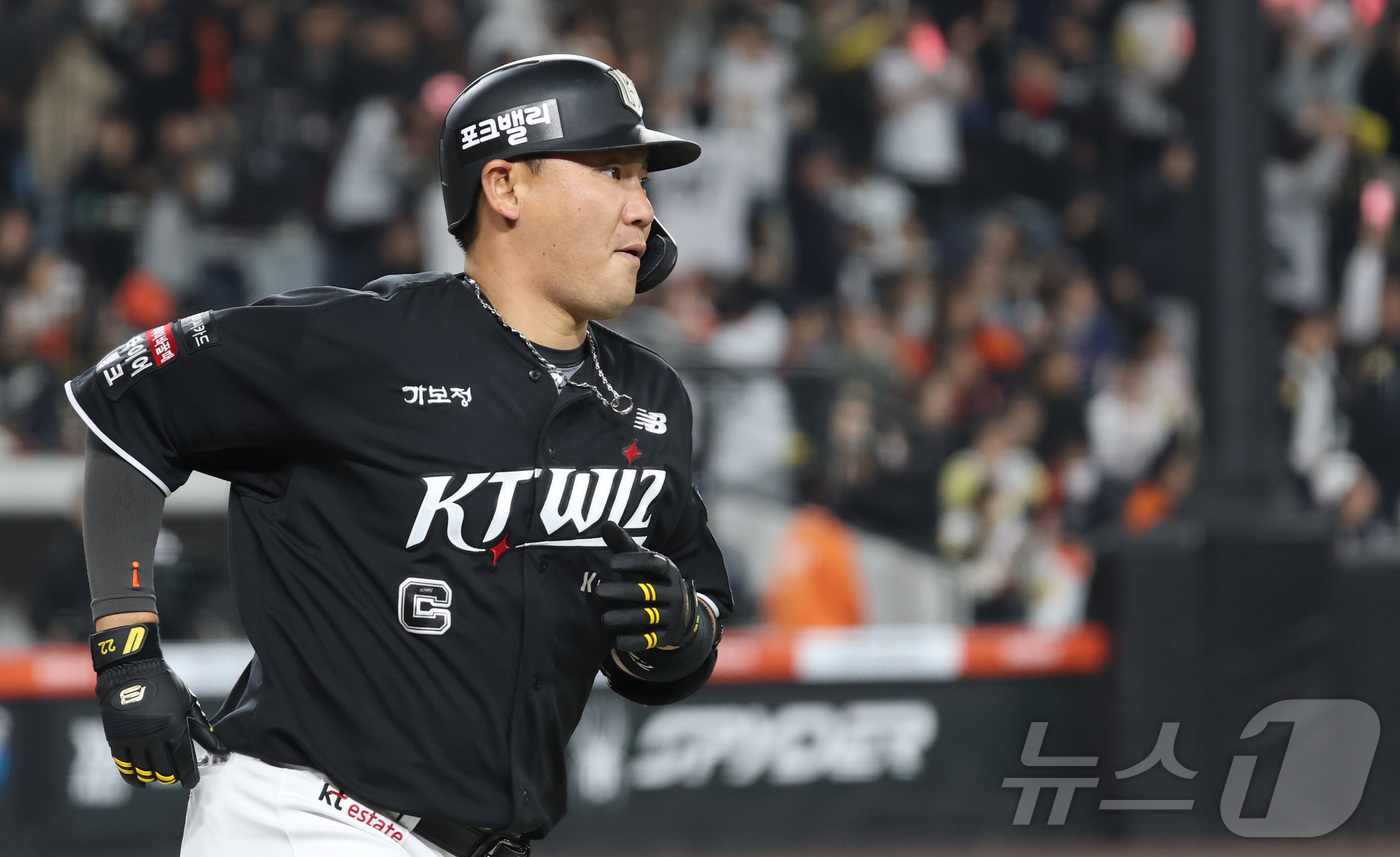 KT, LG와 4연전 스윕하고 2위 도약…<b>롯데</b>는 선두 <b>삼성</b> 제압(종합)