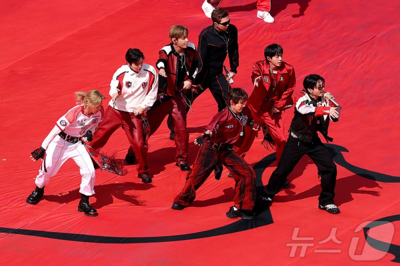 방탄소년단, 마돈나 이어 월드컵 결승 <b>하프타임쇼</b> 등장…관중 큰 함성