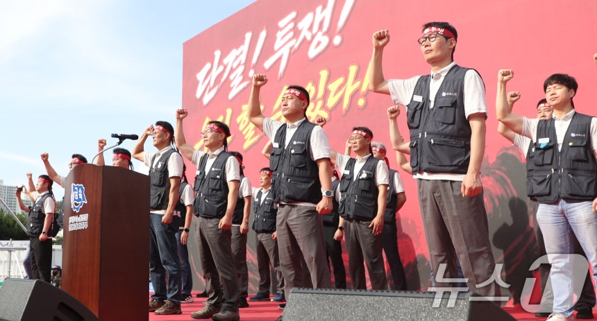 현대차 노조 조합원들이 30일 현대차 울산공장에서 2026년 단체교섭 투쟁 승리를 위한 중앙쟁의대책위원회 출범식 및 전 조합원 결의대회를 하고 있다.2026.6.30 ⓒ 뉴스1 조민주 기자