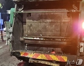 정부 금지령 비웃듯 여전히 위험천만한 청소차 뒤판 매달리기 실태