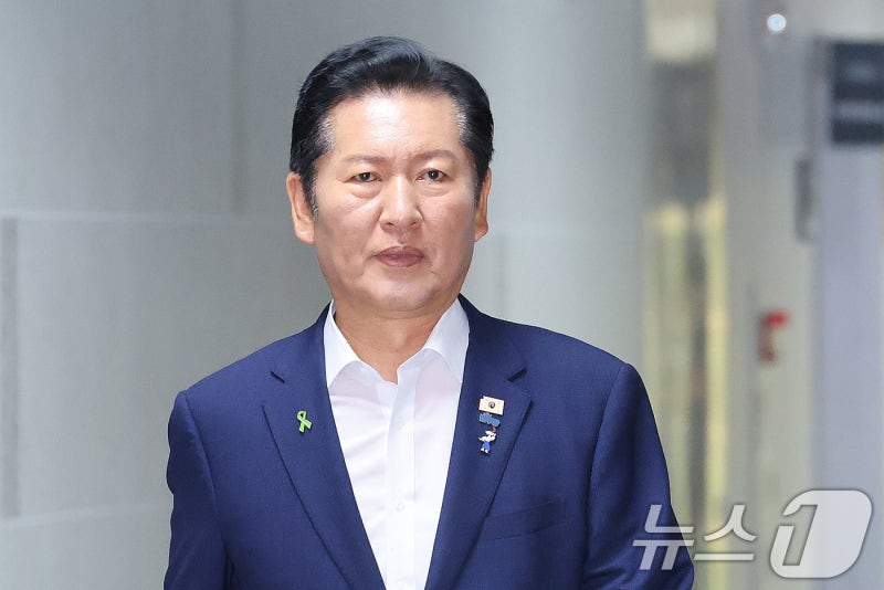 경찰, <b>정청래 차량</b> 발길질해 <b>파손</b>한 용의자 추적…재물손괴 혐의