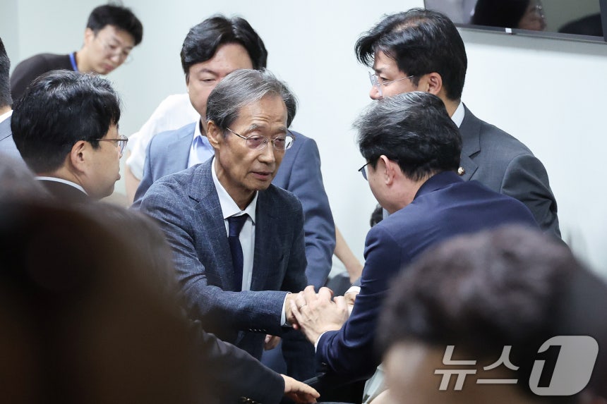 이억원 금융위원장이 20일 서울 여의도 국회 의원회관에서 열린 정무위원회 비공개 업무보고를 마친 후 유동수 위원장과 인사하고 있다.2026.7.20 ⓒ 뉴스1 신웅수 기자