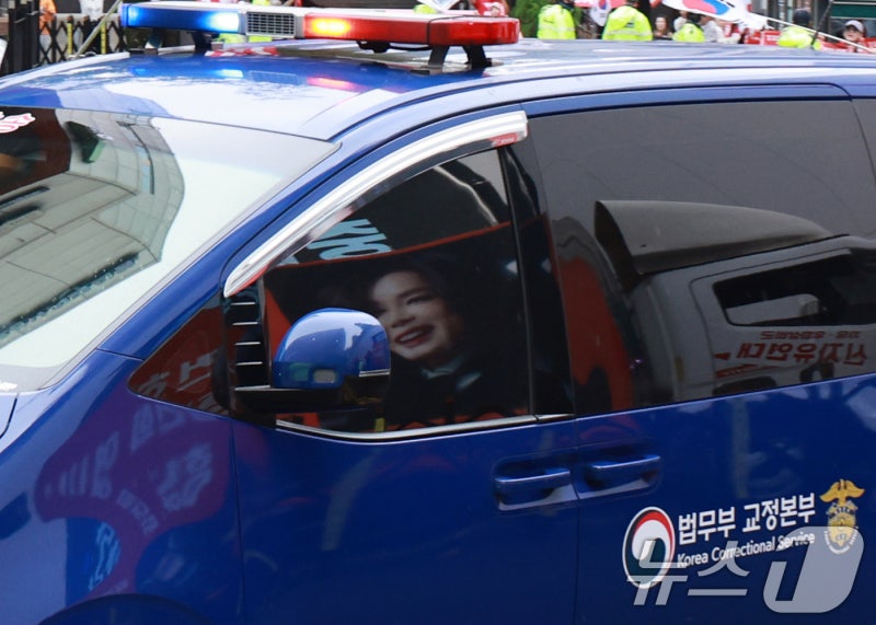 '관저 이전 특혜' <b>김건희</b>, 종합<b>특검</b> 첫 <b>출석</b>…"모든 혐의 부인"(종합)
