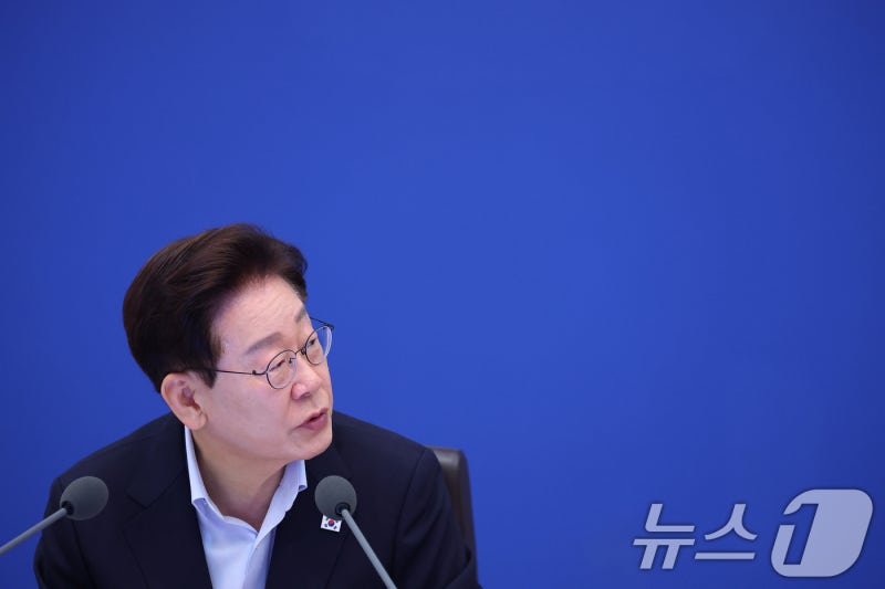 靑 "李<b>대통령</b> 17억 <b>근저당</b>, 은행대출과 같아…이자 안 받기로 했다"