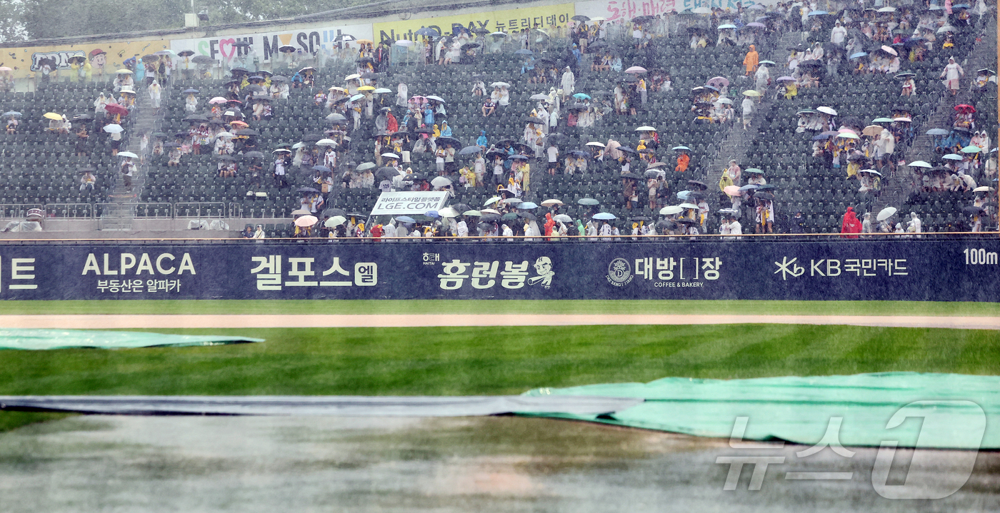 갑자기 쏟아진 폭우에…<b>잠실</b> LG-NC전, 3회 <b>우천 노게임</b>