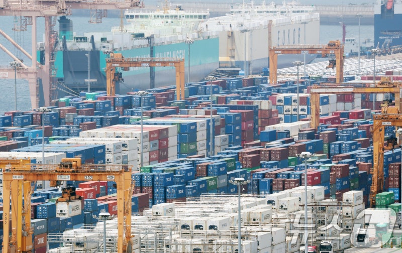 <b>2분기 GDP 0.6% 성장</b>…전망 0.4%p 웃돌아 연속 '서프라이즈'